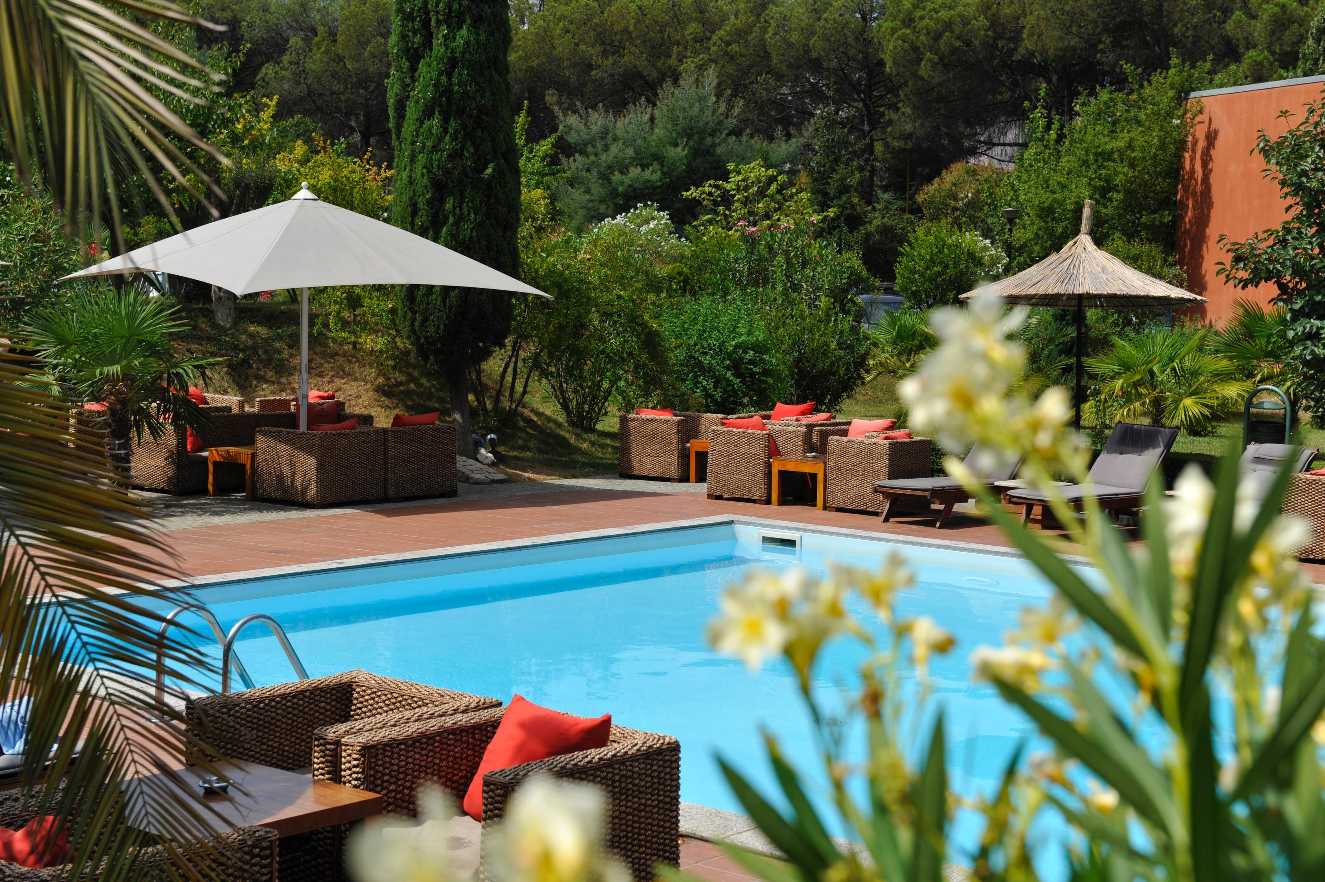 Rogner Hotel Tirana Exterior photo The swimming pool at the hotel